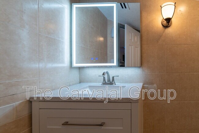 Building Photo - 400 E Colonial Dr