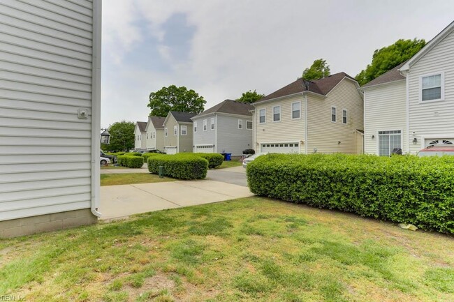 Building Photo - 528 Normandy St