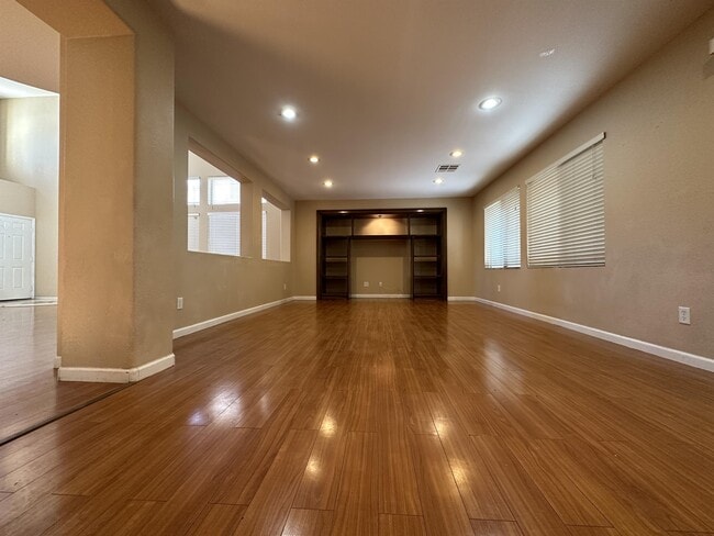 Building Photo - 5537 Spruce Hill Ct