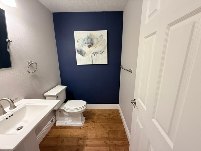 Building Photo - 533 Bustos Pl