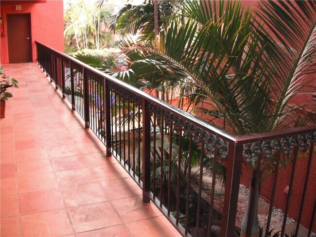 Building Photo - 660 Tennis Club Dr