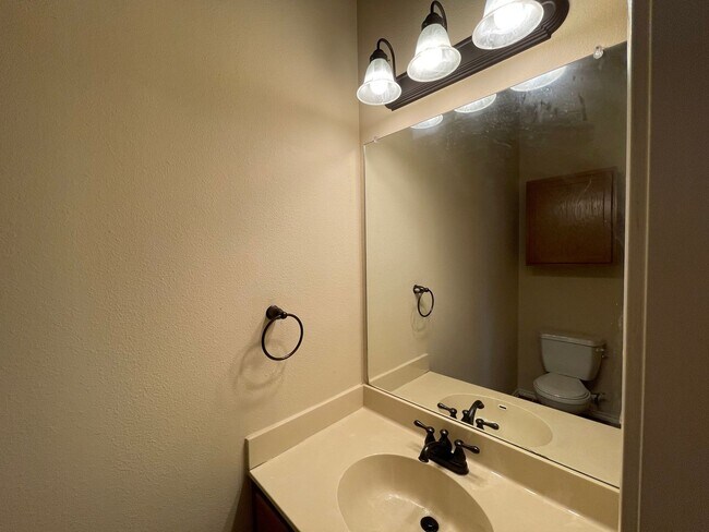 Building Photo - Townhome for rent