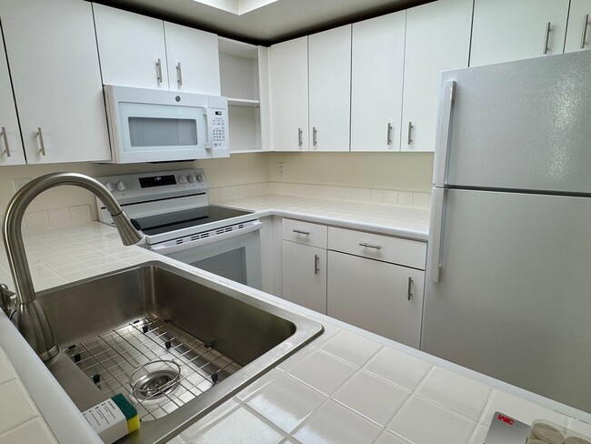 Building Photo - Renovated 2-bedroom 2-bathroom condo in th...