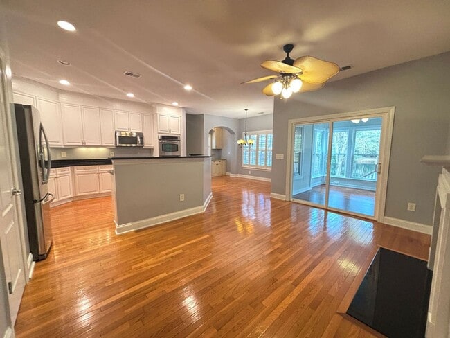 Building Photo - Available 1/15. Beautiful Remodeled 5 BR/4 BA Home in Park West!