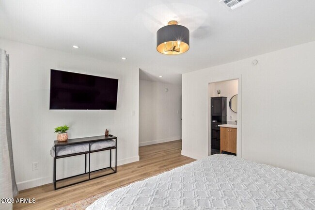 Building Photo - 5253 E Beck Ln