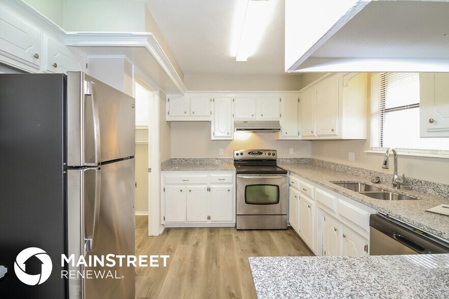 Building Photo - 5513 Cloverlawn Dr