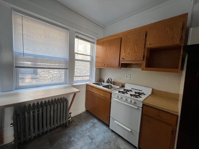 Building Photo - 813 W Cornelia Ave