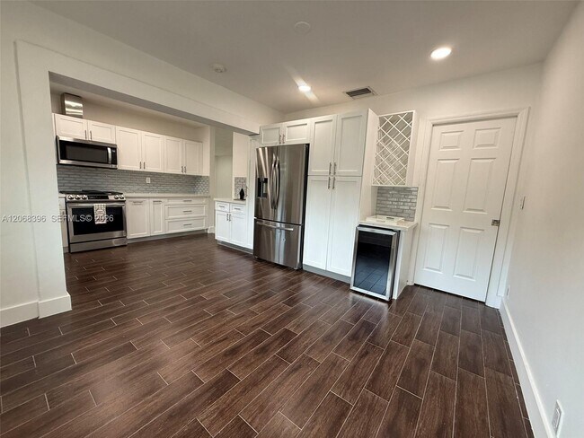 Building Photo - 5530 SW 96th Ave