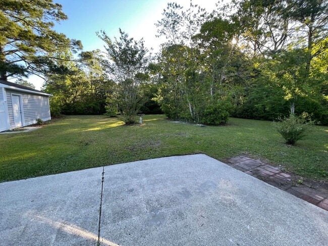 Building Photo - Remodeled 3 bedroom/2 bathroom home with d...