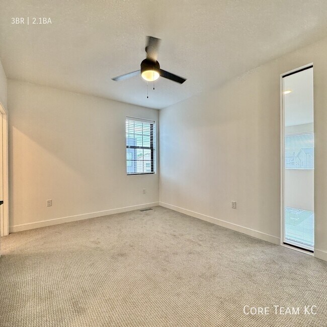 Building Photo - 2913 N Oak Trafficway