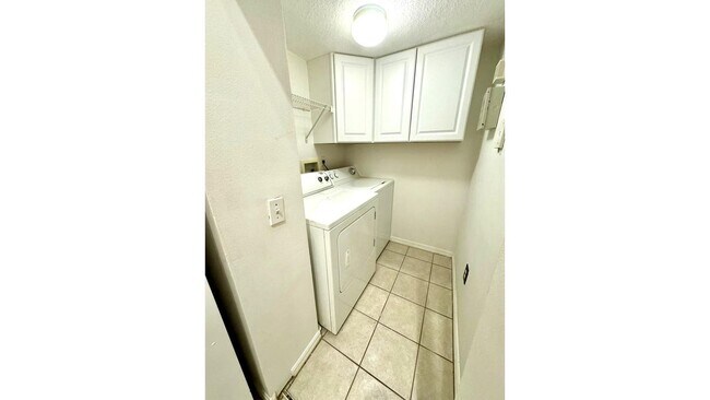 Building Photo - 719 Villa Cir