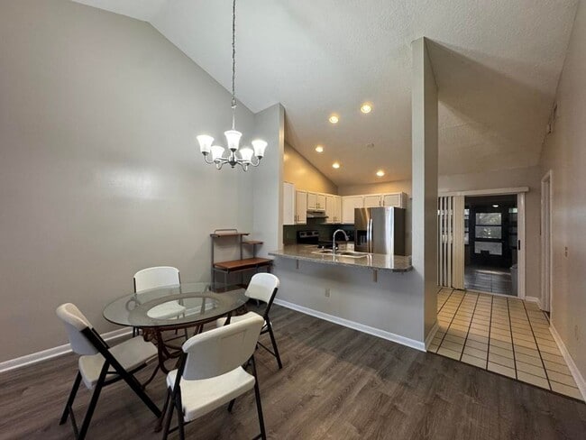 Building Photo - 3/2 in Townhomes West