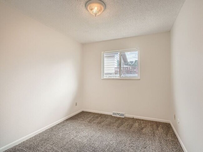 Building Photo - 3 Bedroom/2 Bathroom Ranch Home with 2 car...