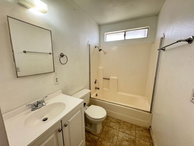 Building Photo - 736 Commercial Ave