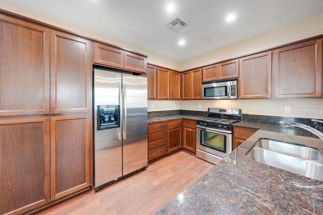 Building Photo - 3BR/3BA Folsom Condo with Fireplace + 2 Car Garage