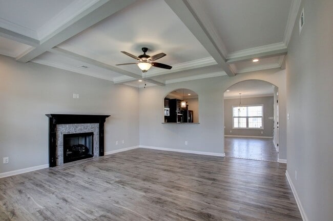 Building Photo - Sharp 4 bedroom HUGE house off exit 1 of I 24