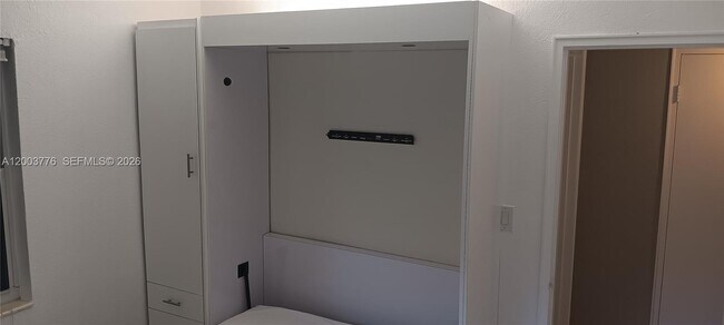 Building Photo - 1600 SW 14th St