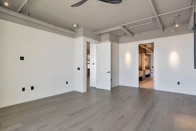 Building Photo - 2211 E Camelback Rd
