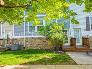 Building Photo - RENT REDUCED!!! 2 Bedroom 2 Bath Townhome in Urbandale with attached 2 car garage!