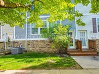 Building Photo - RENT REDUCED!!! 2 Bedroom 2 Bath Townhome in Urbandale with attached 2 car garage!