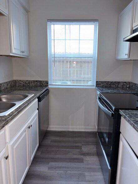 Building Photo - 4900 Central Dr