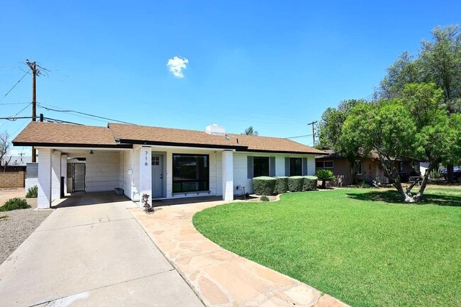 Building Photo - 716 W 11th St