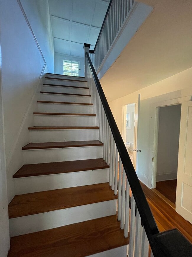 Building Photo - Charming 5-Bedroom 3.5 bath Home for Rent ...