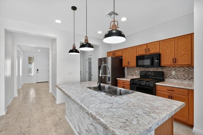 Building Photo - Spacious 4BR House in Goodyear