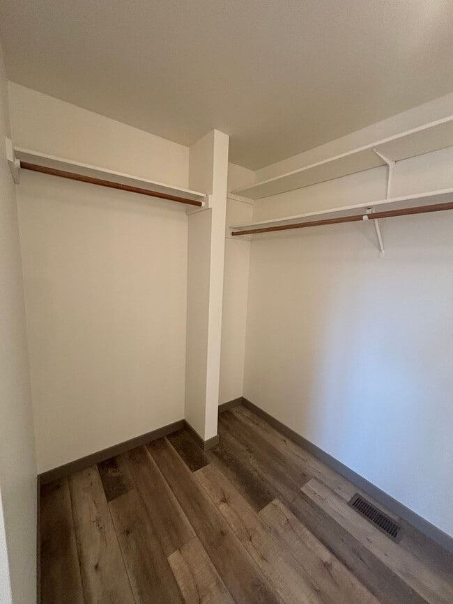 Building Photo - Remodeled Midtown Apartment (APP#244)