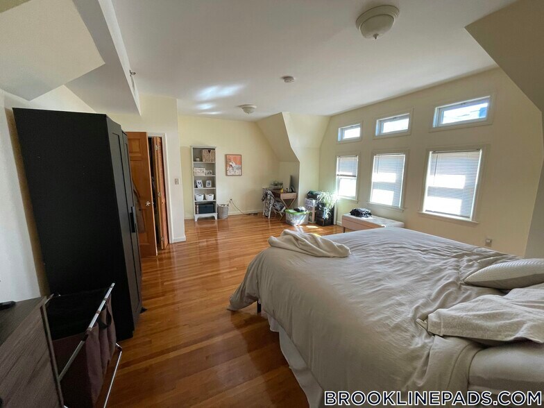 Building Photo - 1404 Beacon St
