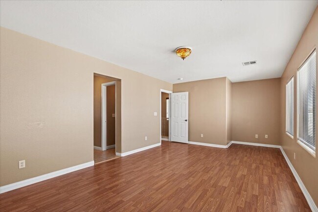 Building Photo - Spacious 3 bth Upstairs Plus Loft Bedroom, New Floors, New paint, No Carpet