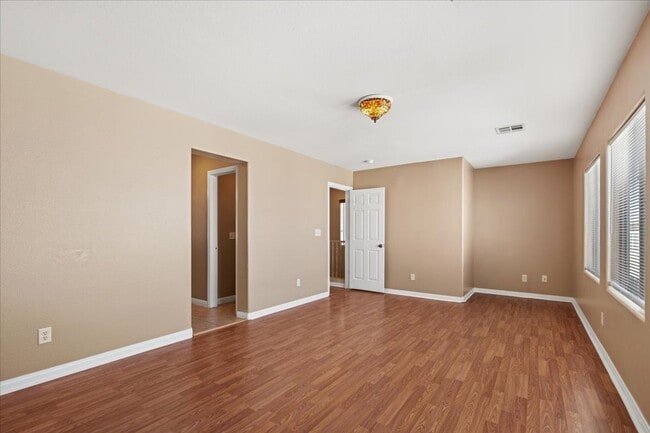 Building Photo - Spacious 3-Story Plus Loft Bedroom, New Floors, New paint, No Carpet