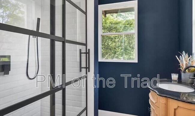 Building Photo - 121 N Alma St