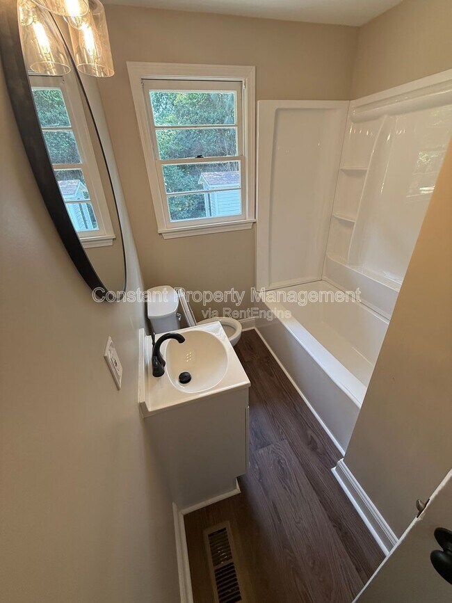 Building Photo - 1164 Newberg Ave