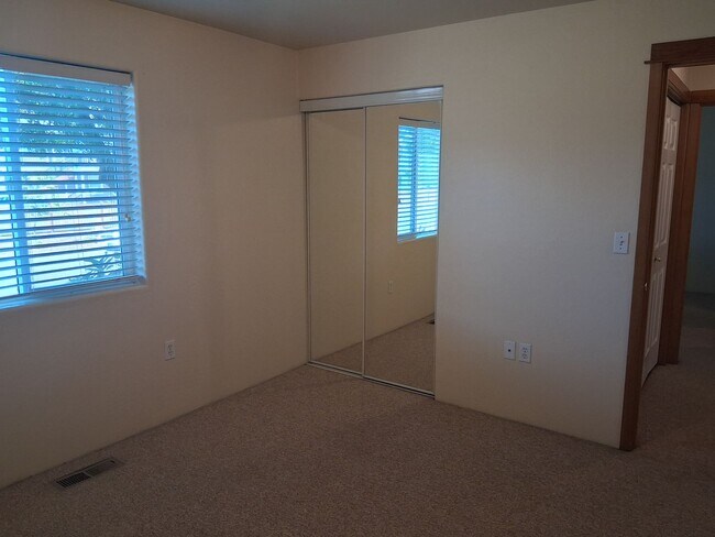 Building Photo - Comfortable 2-Bedroom Apartment in Desirab...