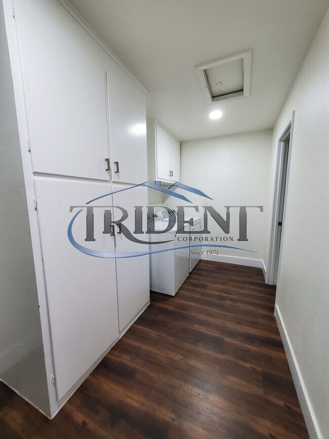 Building Photo - 685 N Barrett Rd