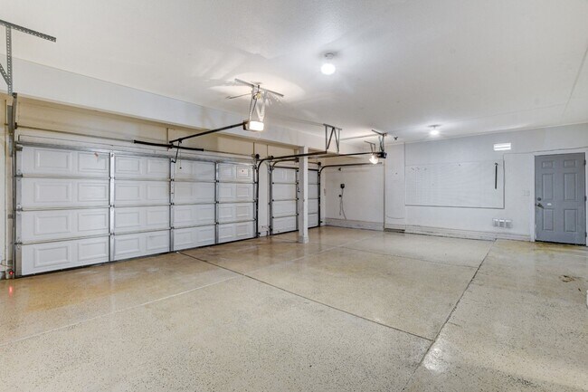 Building Photo - MASSIVE 5 BEDROOM, 2 STORY HOME IN DESIRABLE RHODES RANCH GOLF COURSE COMMUNITY!