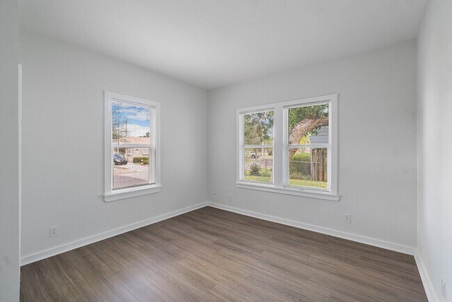 Building Photo - 424 53rd St