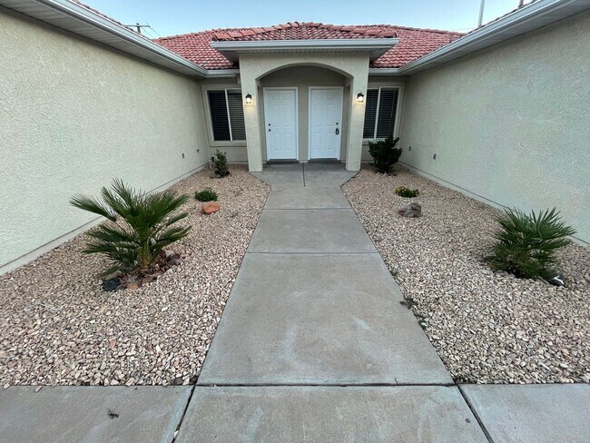 Building Photo - 3 Bedroom Duplex!!