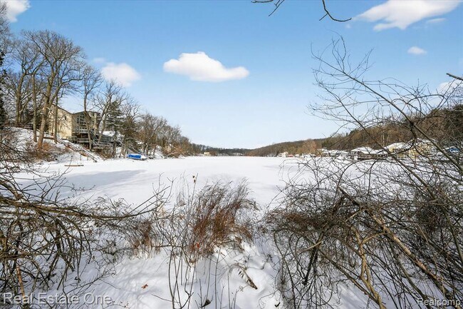 Building Photo - 874 N Main St