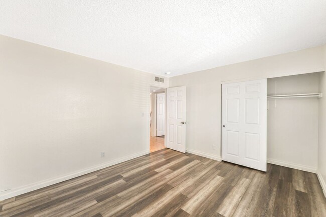 Building Photo - 5309 W Cheyenne Ave