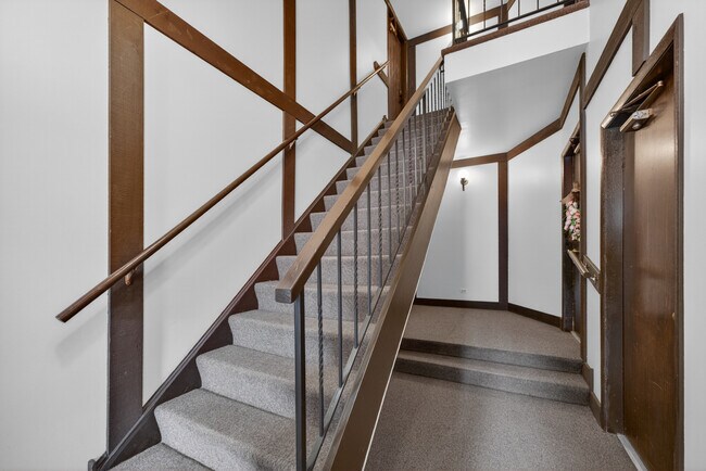 Building Photo - 1700 Lakecliffe Dr