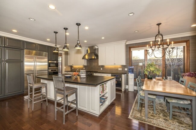 Building Photo - 5 Bed, 4.5 Bath Executive Home w/ Designer...