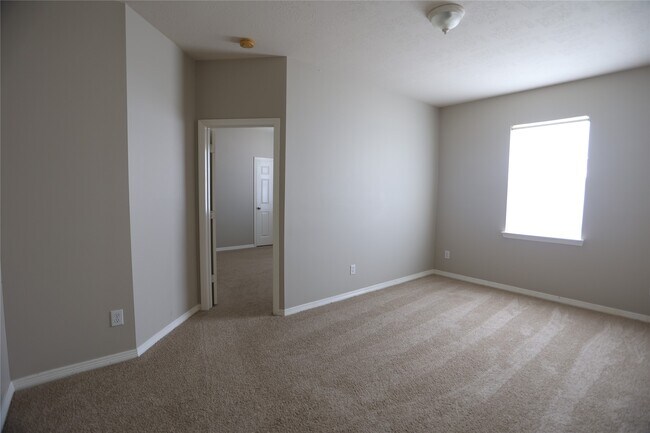 Building Photo - 5547 Linden Rose Ln