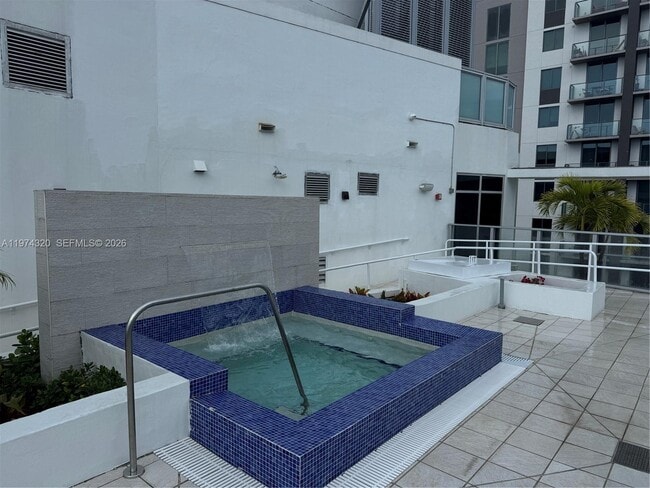 Building Photo - 1010 SW 2nd Ave