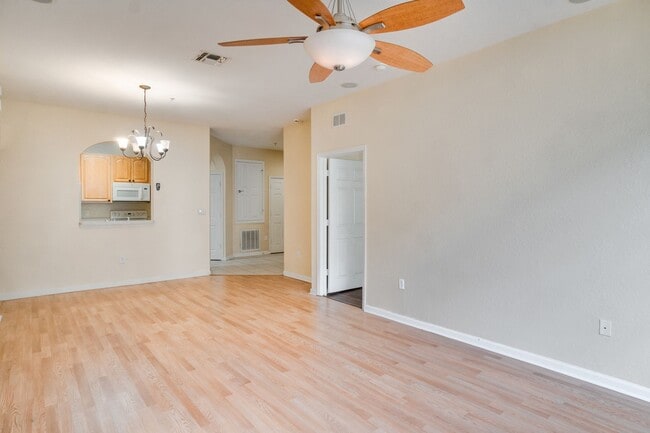 Building Photo - Cute 3/2 Condo in Horizons at Vista Lakes (Gated) with Updated Flooring and Front Parking Space