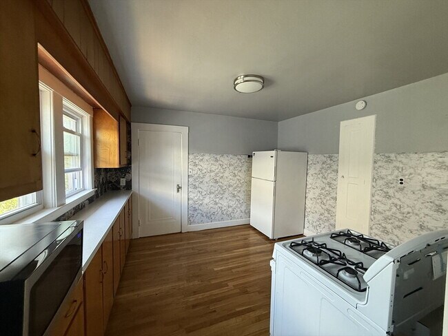 Building Photo - 135 Mills St