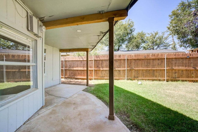Building Photo - Beautifully Updated Home with Modern Ameni...