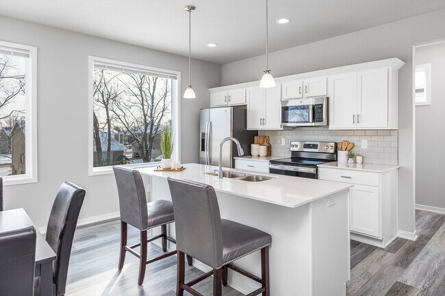 Building Photo - Modern Comfort in the Heart of Norwalk