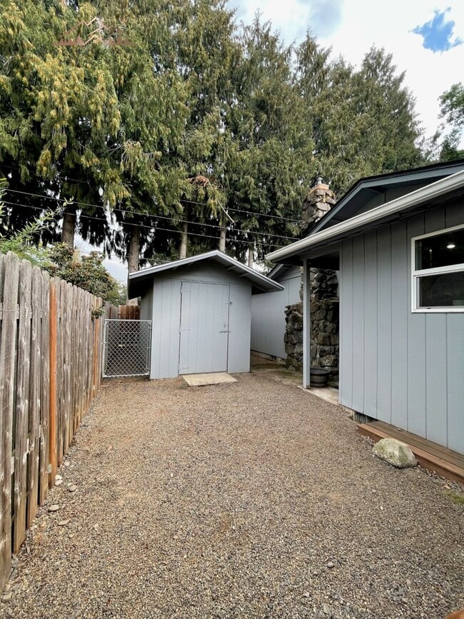 Building Photo - Beautiful Thurston 3 bedroom 2 bathroom HO...